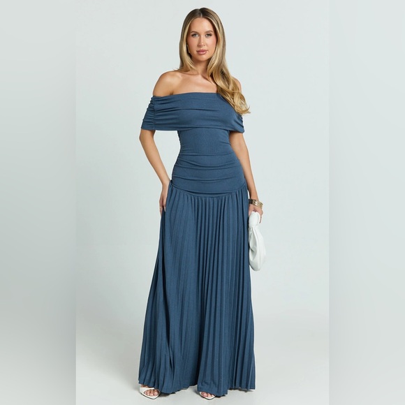 NWT ✨ LIONESS ‘Field of Dreams’ Navy Maxi Off Shoulder Pleated Dress Sz Small - Picture 3 of 9